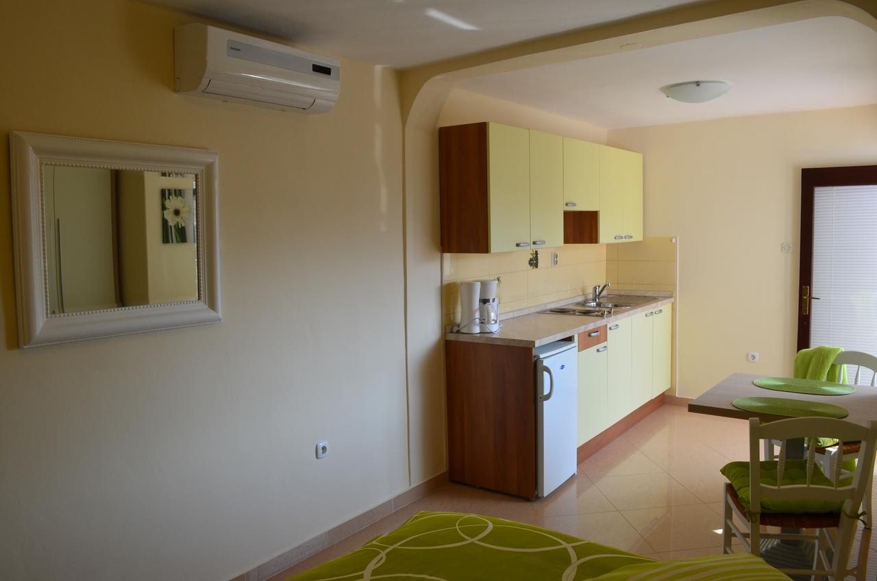 Apartments Mihalic I Башка Екстер'єр фото