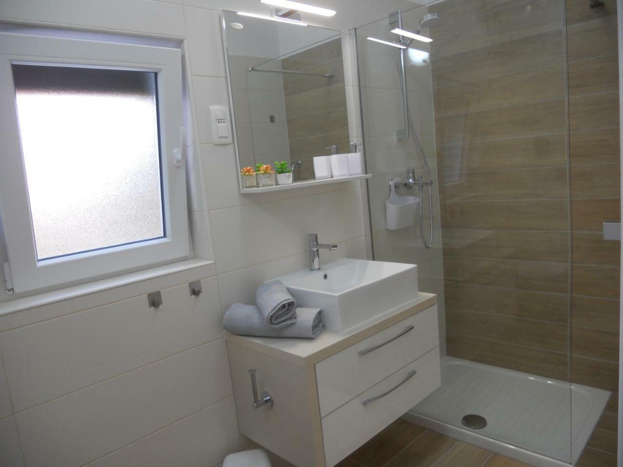 Apartments Mihalic I Башка Екстер'єр фото